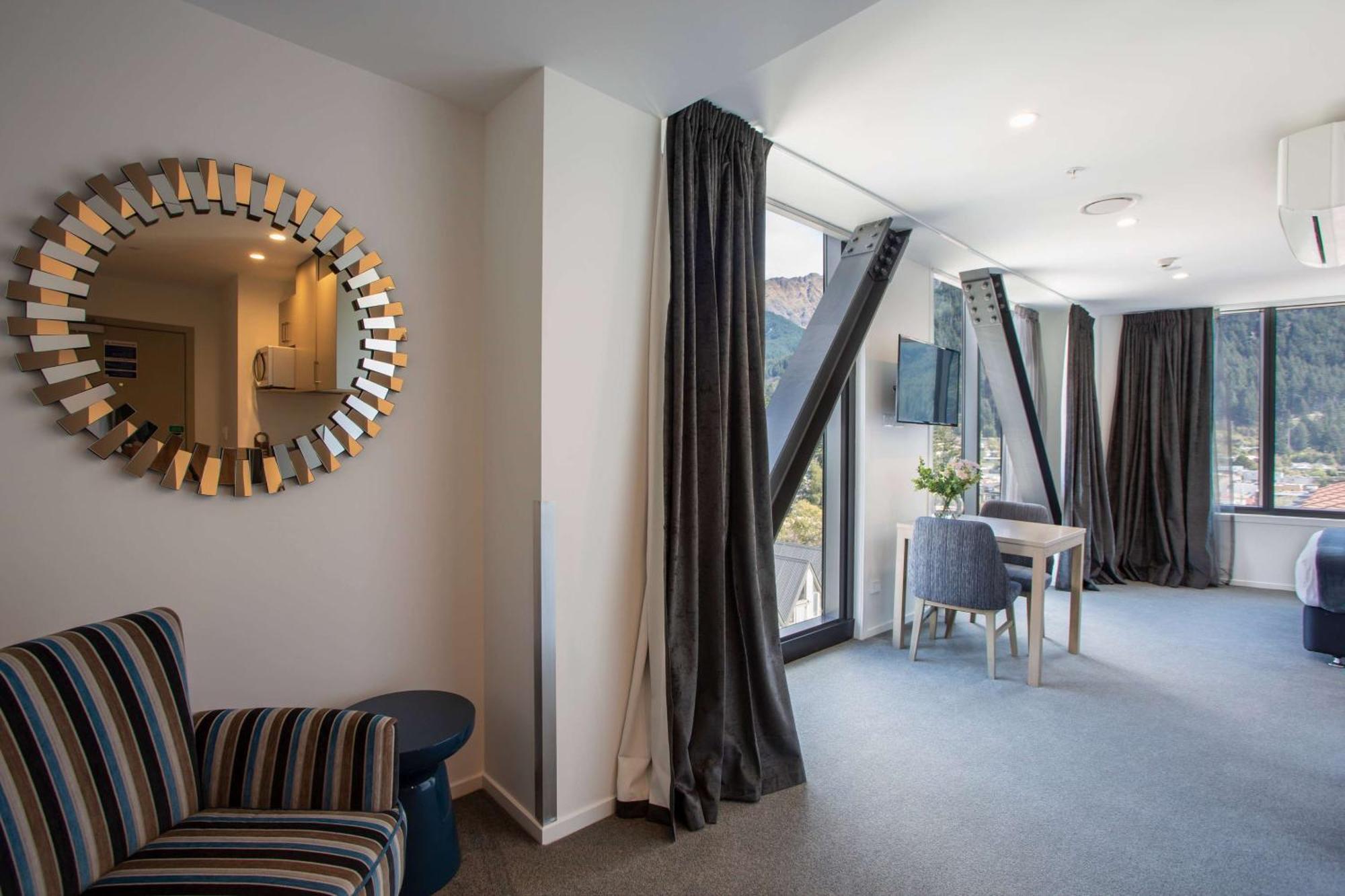 Ramada By Wyndham Queenstown Central מראה חיצוני תמונה