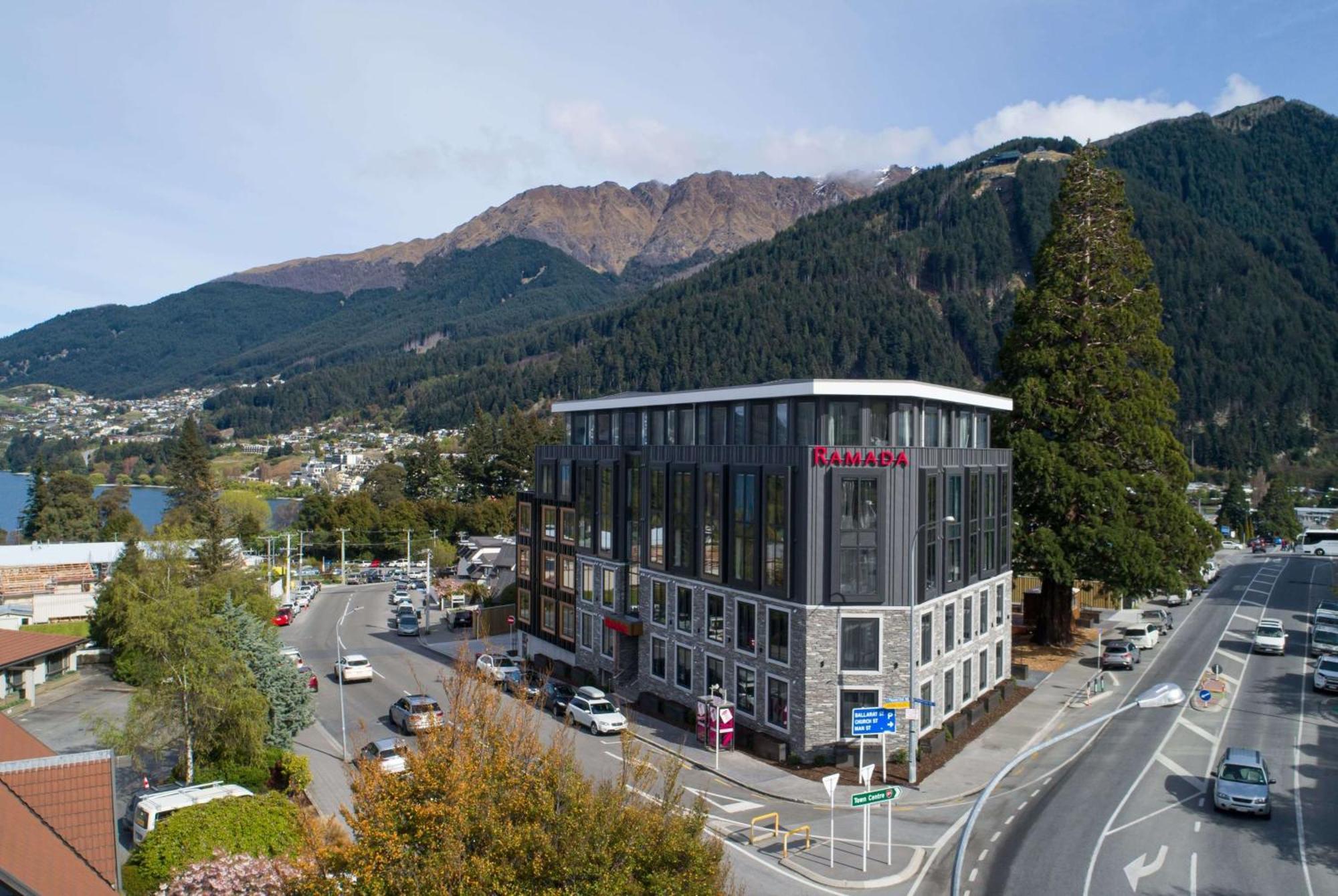 Ramada By Wyndham Queenstown Central מראה חיצוני תמונה