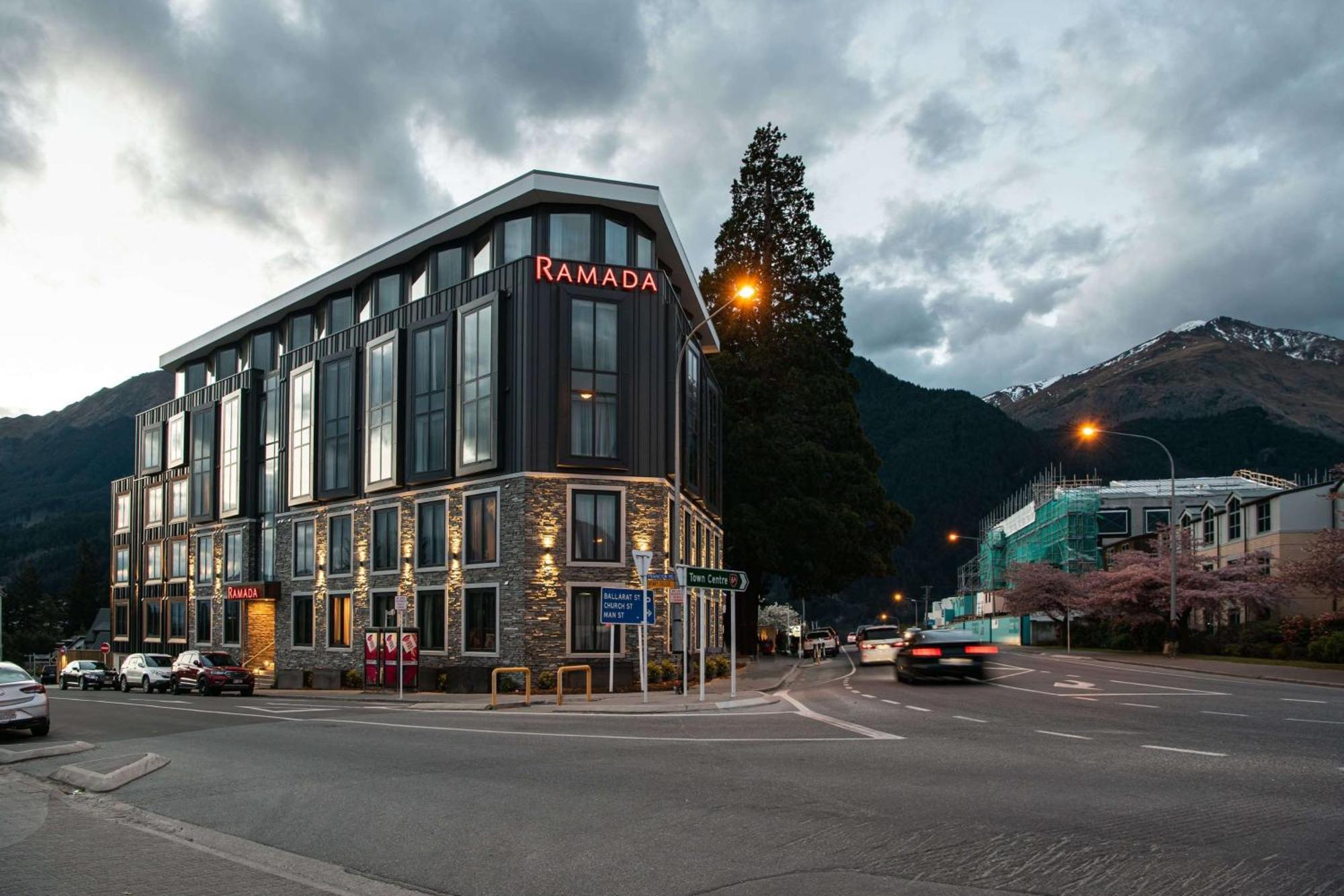 Ramada By Wyndham Queenstown Central מראה חיצוני תמונה